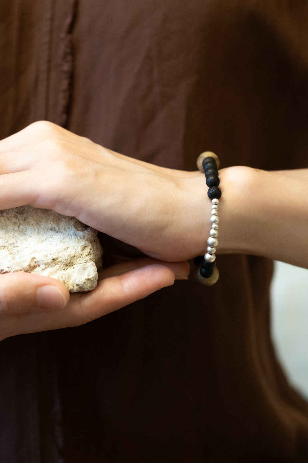Front view of the grounding double-strand bracelet made of aged Australian sandalwood and 925 silver.